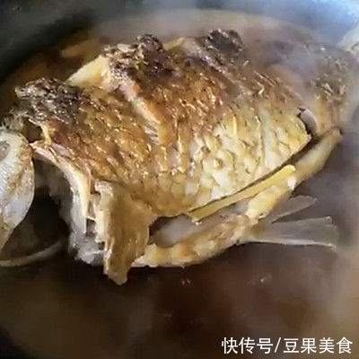 红油|餐厅必点的红烧鲫鱼，在家也能做