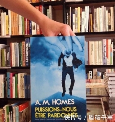 书店|图书封面错位拍照法,引发了书店的一阵潮流