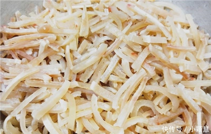  做猪皮冻时, 猪皮焯水后别直接煮! 少了这1步, 猪皮很腥, 还发黑