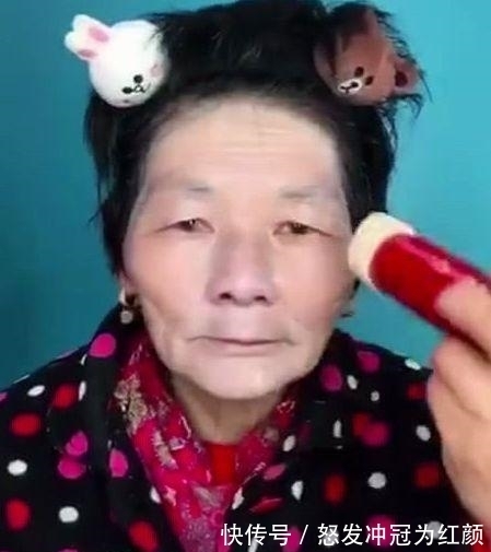老人|80岁老人直播化妆,画完之后太惊艳,网友:别人家的奶奶