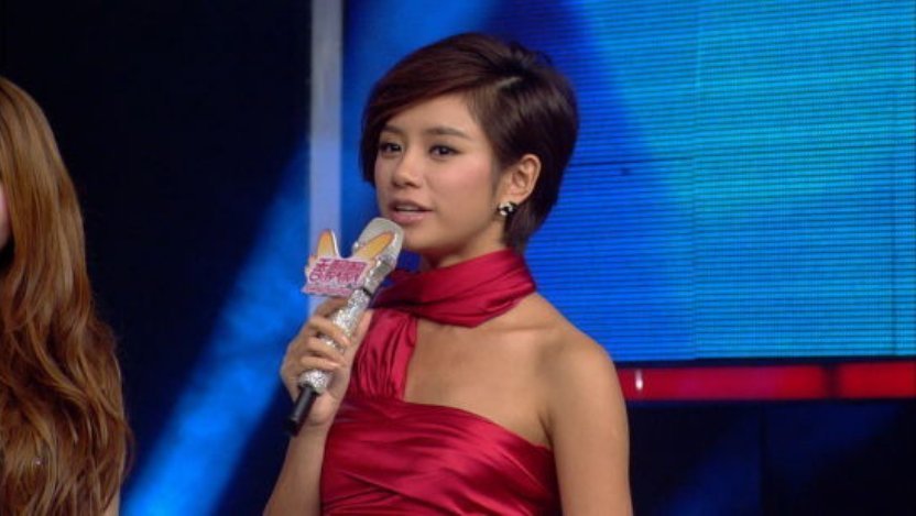 美女主持穿衣失误,少穿一件衣服,同台张国立硬是60分钟没转头!