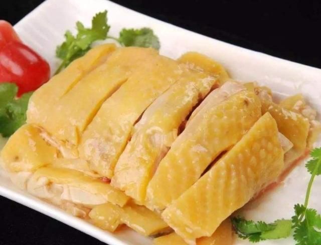 发黄|白切鸡怎么做表皮才会发黄呢？原来是这样，难怪之前怎么煮都不黄