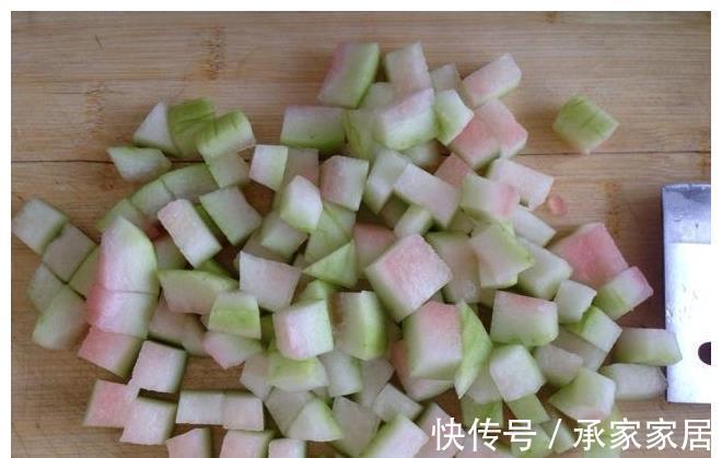 西瓜皮|吃西瓜剩下的瓜皮怎么办?看完西瓜皮的美味吃法,再也不随手扔了
