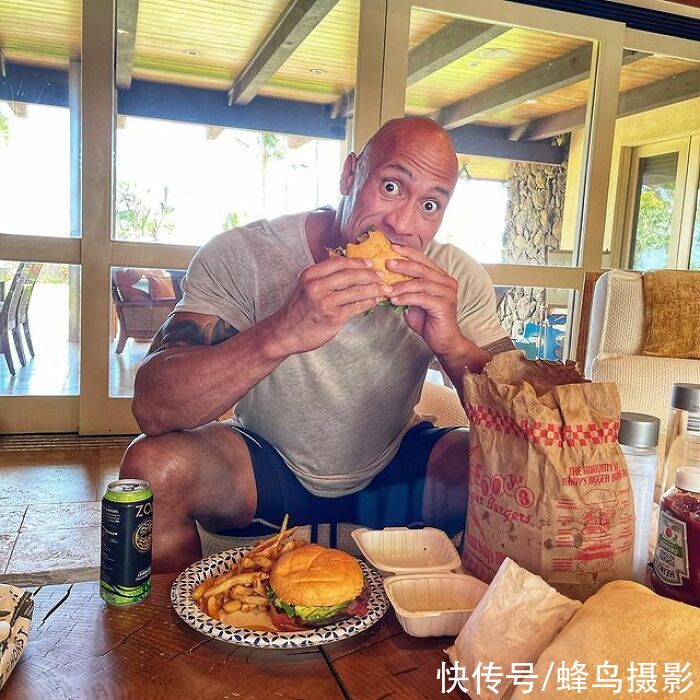 28个巨石强森的菜单，满满一桌子太能吃，还边吃边看电影太享受