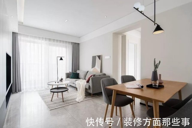 北欧风|90平北欧风二居室,餐厅看向客厅明亮而惬意,黑色线条灯具呼应