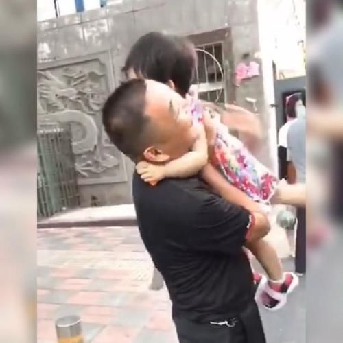 爷爷奶奶|爸爸带娃偷偷来看爷爷,看到爷爷的反应后,网友:真的是好宠溺啊