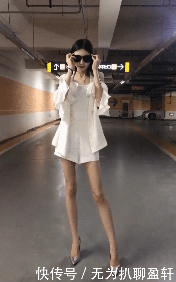 小姐姐|停车场里的筷子腿美女,这身材太骨感了!