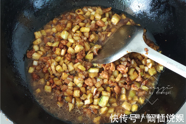 好吃|面条和茄子一起做，原来如此好吃，我家隔三岔五做，每次吃光光