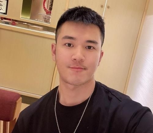 刘海 20岁左右男生别留“锅盖头”，剪这5款发型更适合，干净又帅气