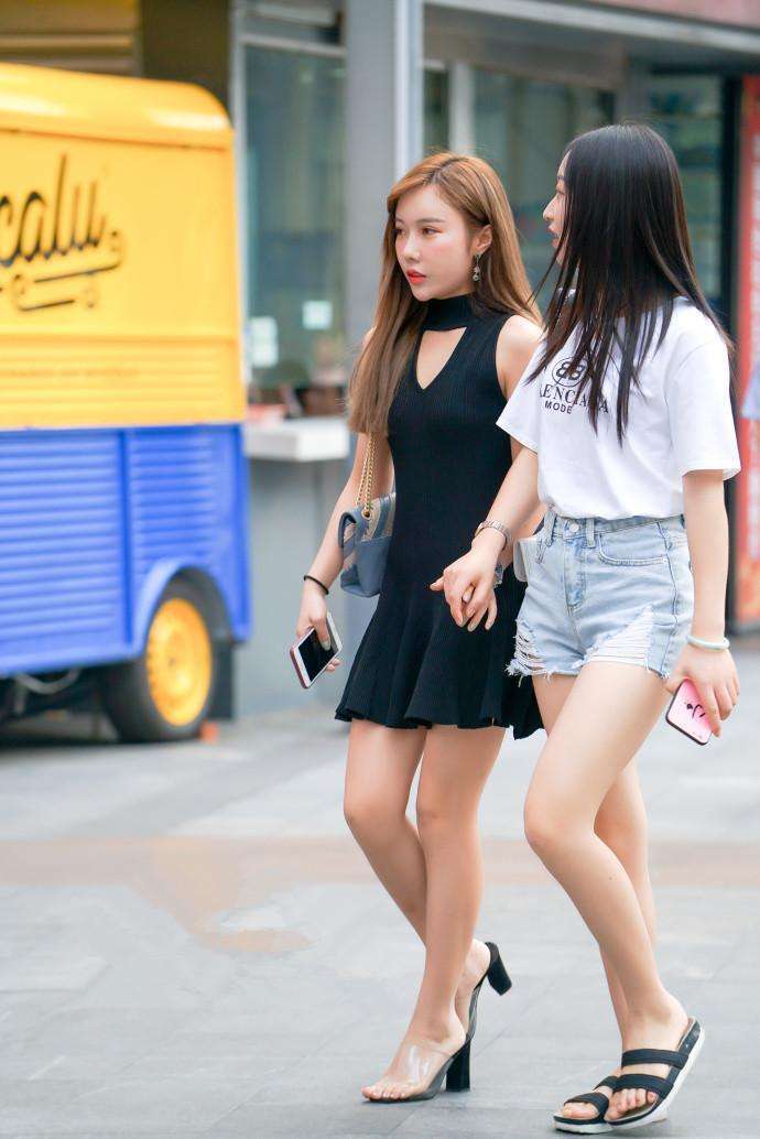 搭配|街拍:身材苗条的美女,身穿碎花连衣裙,温婉可人