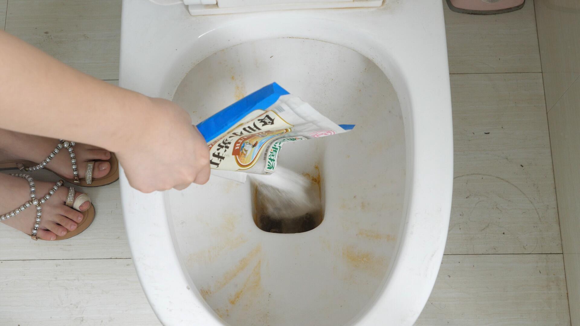 马桶黄渍又脏又臭，教您一个小窍门，不仅擦得干净，还不会有臭味