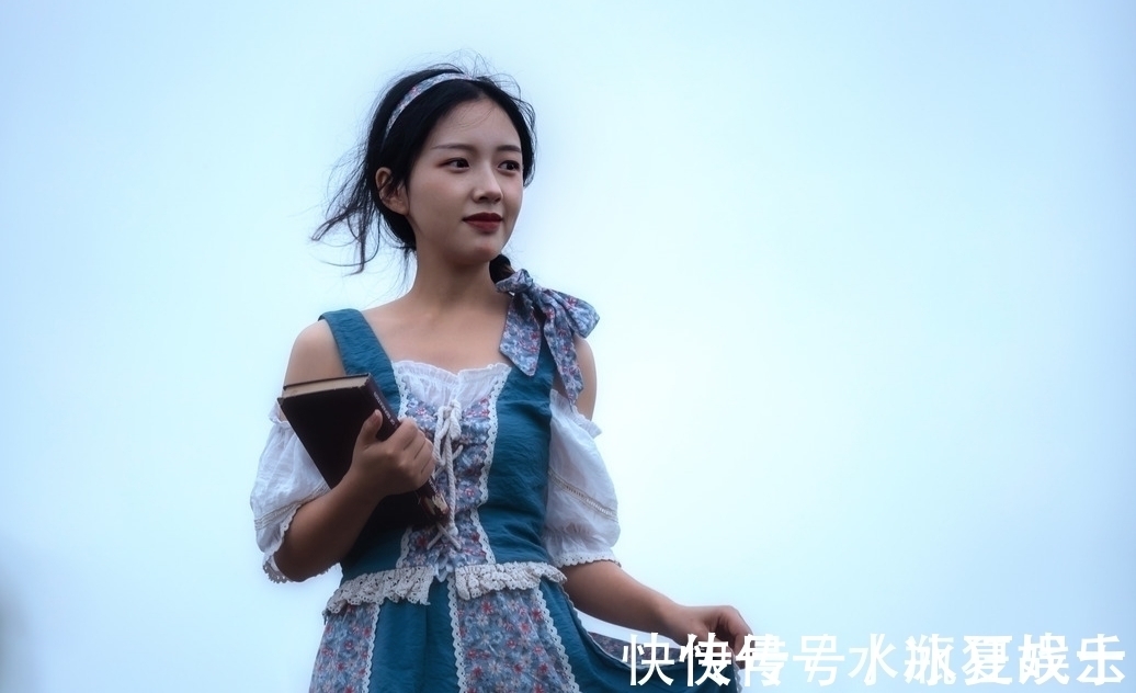 诗囚#七律·九首丨杯斟锦鲤江心月,韵起梧桐叶底秋