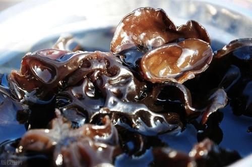 清水泡木耳是外行,水里多放3样,木耳快速泡发,细菌污垢全没了