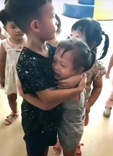 妹妹|二胎妹妹幼儿园大哭,大班哥哥来安慰,哥哥一个动作:生二胎值得
