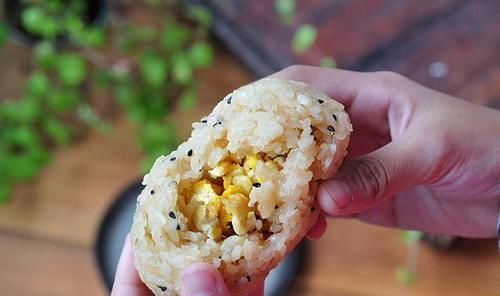  儿子|米饭新做法，儿子着了迷，天天吃不够，5分钟上桌，我特乐意做！