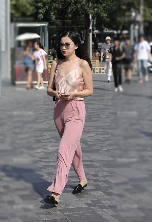 吊带|小姐姐一身粉色“真丝”吊带，这么不仅穿性感而且很凉爽吧