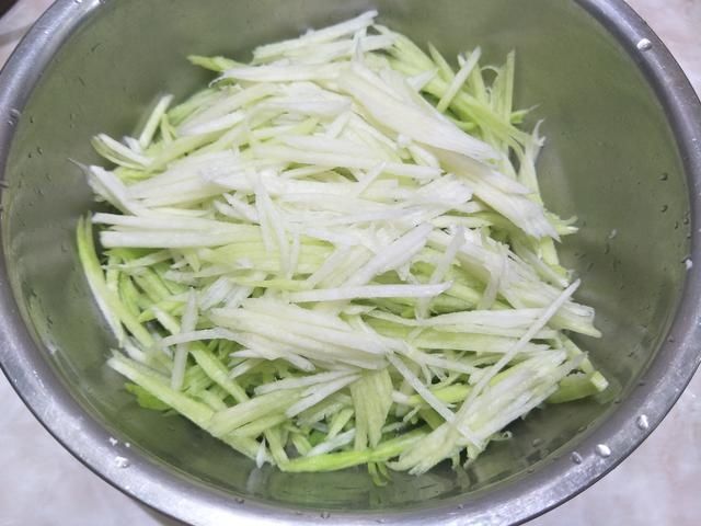 冬季天冷多吃萝卜，炸成香酥萝卜丸子，外酥里嫩，美味可口