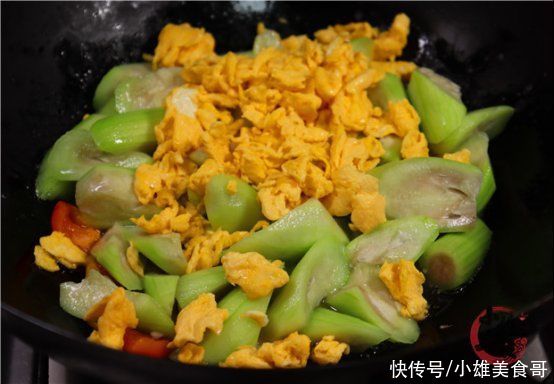 食用油|炒丝瓜最忌先放油，教你一招，丝瓜白嫩，不出水不发黑，超下饭