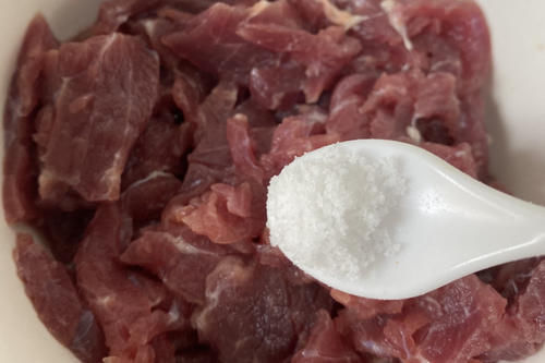 牛肉怎么腌才嫩?大厨教你3个技巧,不放料酒不放鸡蛋,滑嫩可口