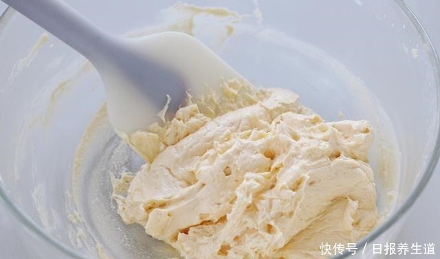 椰蓉球|做这小甜点无需基础，金黄诱人、椰香十足，一口一口根本停不下来