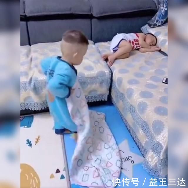 家长|弟弟看到哥哥睡着了,这个举动让众人暖心,网友:太懂事了