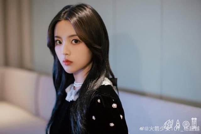 杨超越回应往海里吐痰:哪来的往哪去!锦鲤妹妹太耿直了