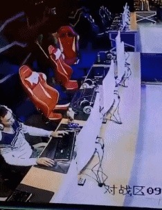 |搞笑GIF:本想给女友一个惊喜,没想到遇到了丈母娘