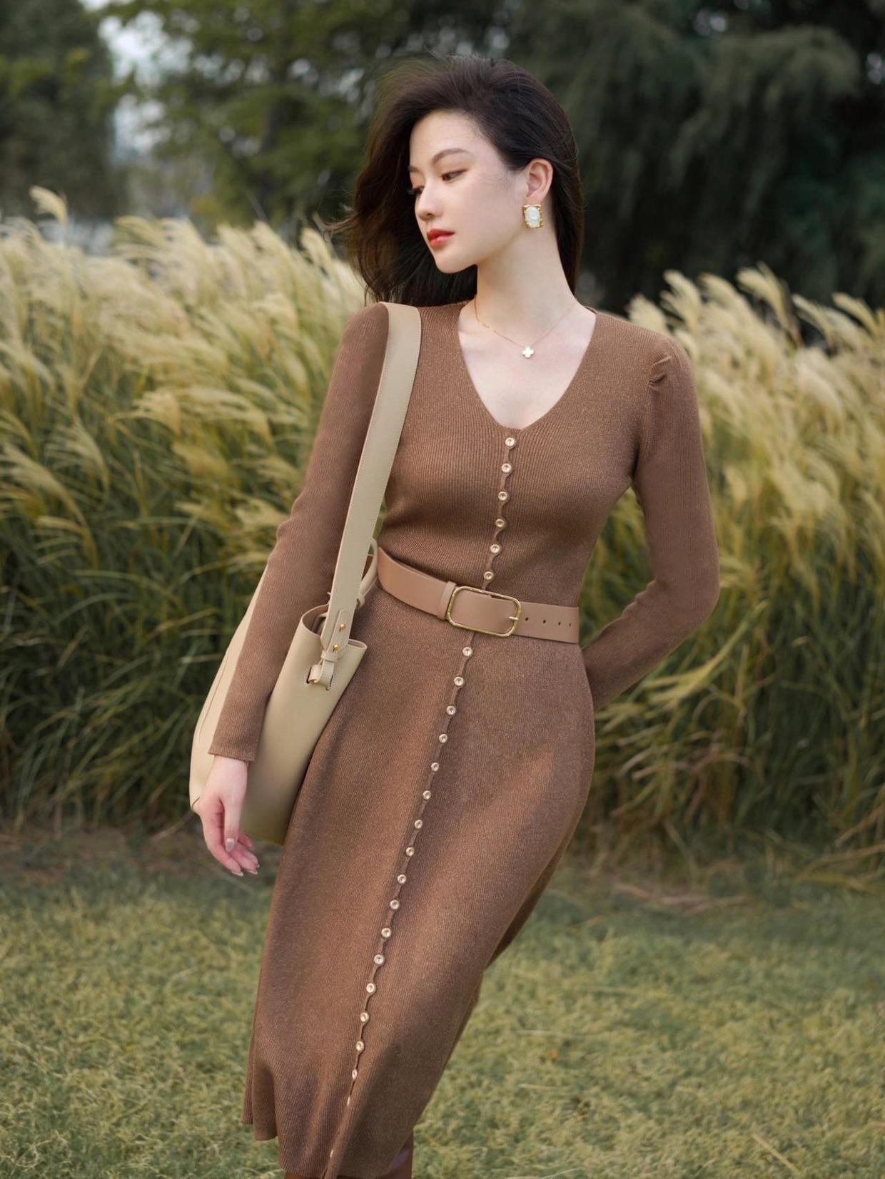 造型|冬日优雅感搭配的天花板,不能错过的针织连衣裙,大气感满分!