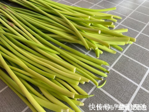 买蒜苔,要分清“红帽”和“黄帽”,区别挺大,买错难吃还费钱