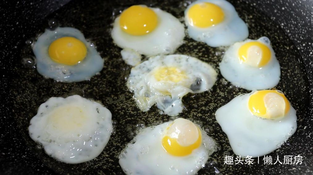 鹌鹑蛋别只会卤着吃,教你一种新做法,配上青红椒炒着吃