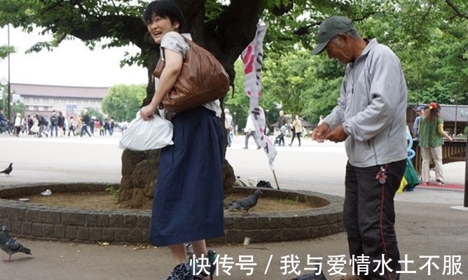 大爷|一群鸽子围着女子不让她走,仔细看她脚上的鞋子,大爷都震惊了!