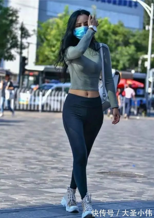 打底裤 美女街拍:轻巧朴素的打底裤,质感非常好,十分好看