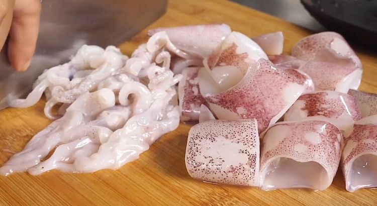 手把手教你做一锅鱿鱼煲，汁浓味美，鲜香营养，好吃还解馋