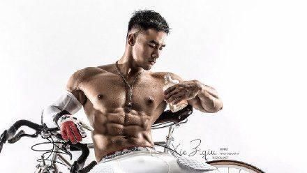 陈康|中国2位健体帅哥拿职业卡,帅气脸型和身材,可以拍偶像剧了!