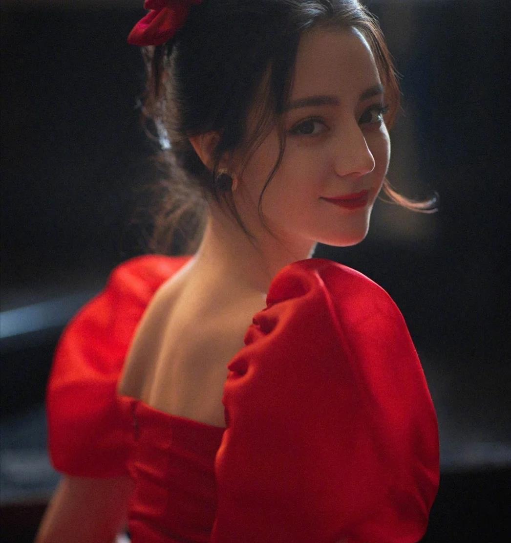 女生脸上有这些特征，属于天生的“耐看脸”，长得漂亮还讨喜