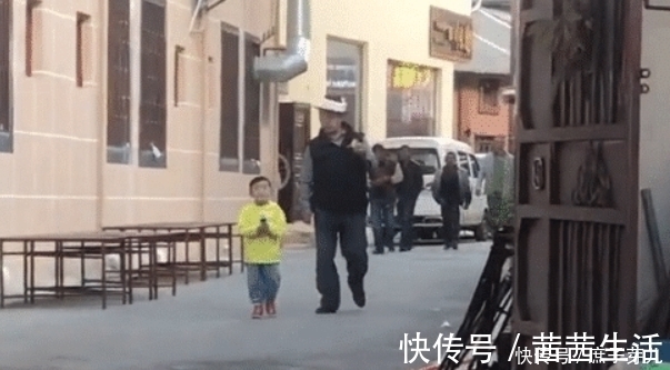 冰激凌|趁人不注意,爷爷带娃偷吃冰激凌被逮个正着,同时躲闪简直怂极了