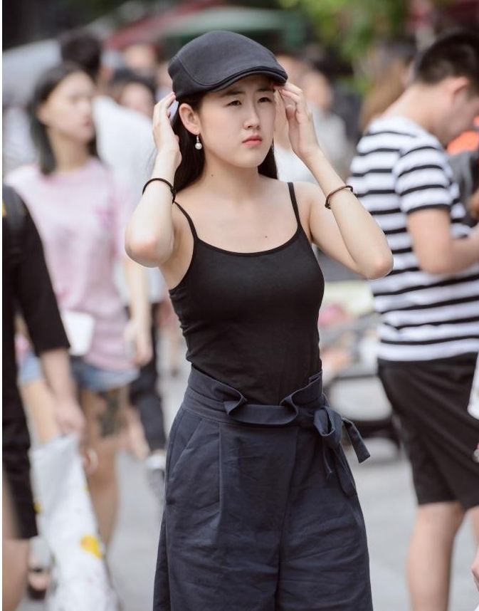 街拍:身材苗条的美女,高雅的气质,真是羡煞众人呀