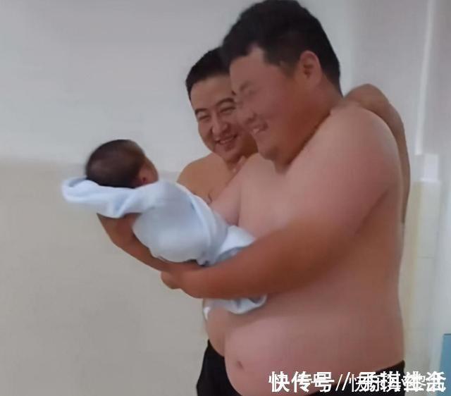 宝宝|宝宝出生,爸爸和舅舅抢着抱,笑不拢嘴的样子,引网友哈哈大笑