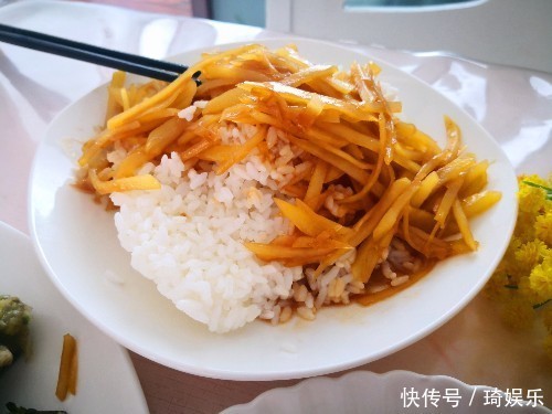 晒70后空巢中年人的午餐，1个人吃饭也不糊弄，网友精致的男人