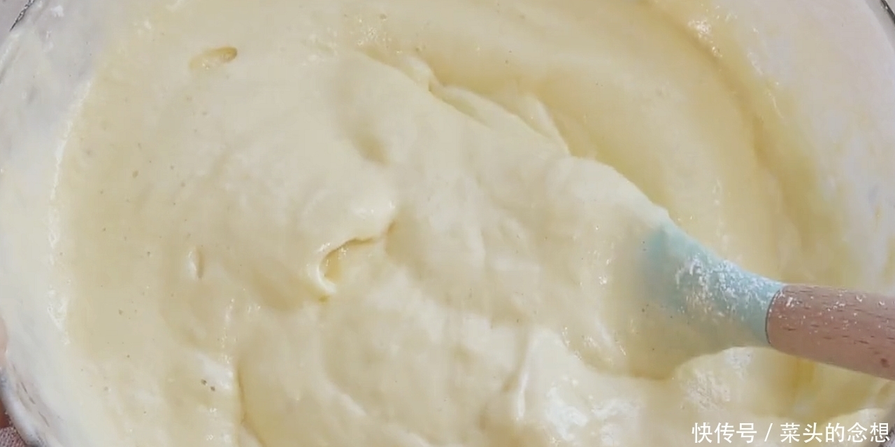 想吃小蛋糕不用买,4个鸡蛋半碗面粉,教你简易做法,蓬松又香甜