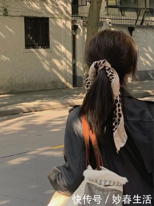 女人再懒,过年也少剪短发,这4款“丝巾长发”,时髦知性显脸小