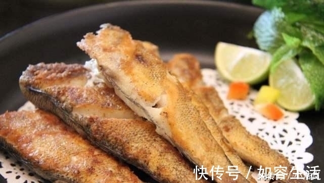 煎鱼时,不要只加食盐,多加一个步骤,煎出的鱼不粘锅也不破皮