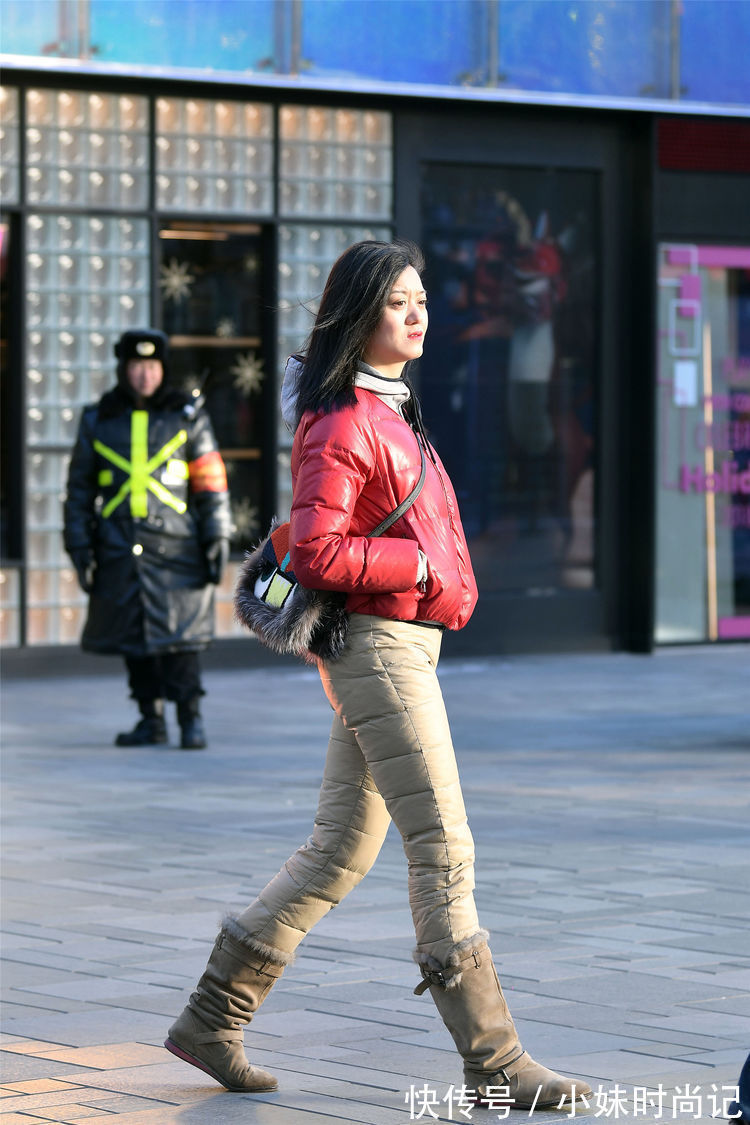 蕾丝|街拍:小姐姐穿着一件黑色连衣长裙,侧面开叉,有一份优雅的感觉