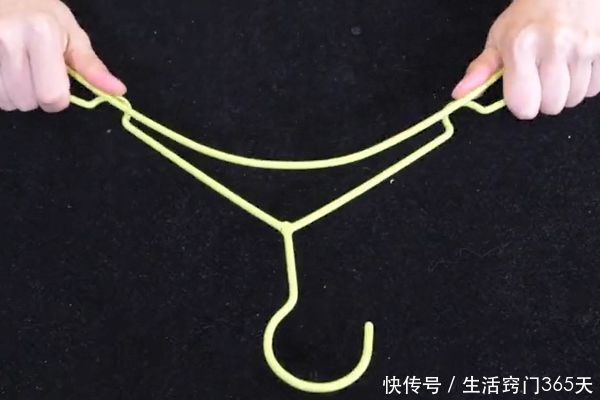 阳台|在衣架上挂两个塑料瓶,放阳台太实用了,解决了家家户户的大烦恼