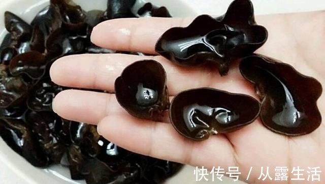 泡木耳|木耳不要只用水泡了,学会这个诀窍,一分钟泡发木耳又大又软