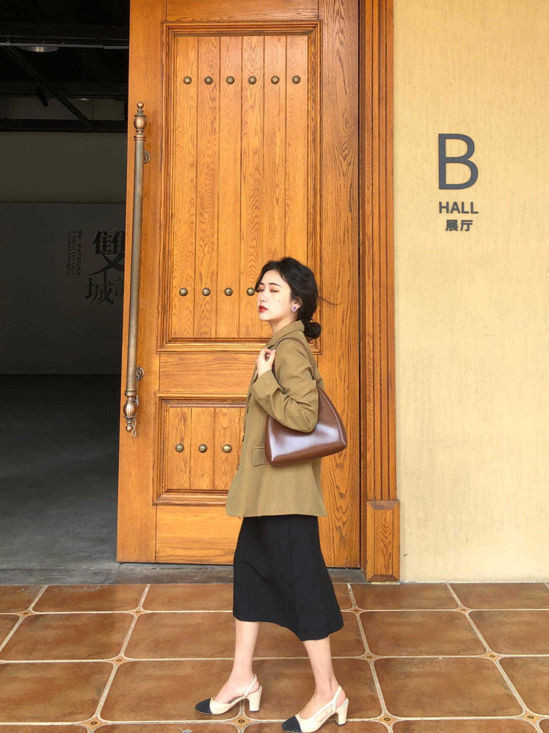 半身裙|西服不只是职业装,内搭T恤+印花半身裙,休闲又时髦,超好看