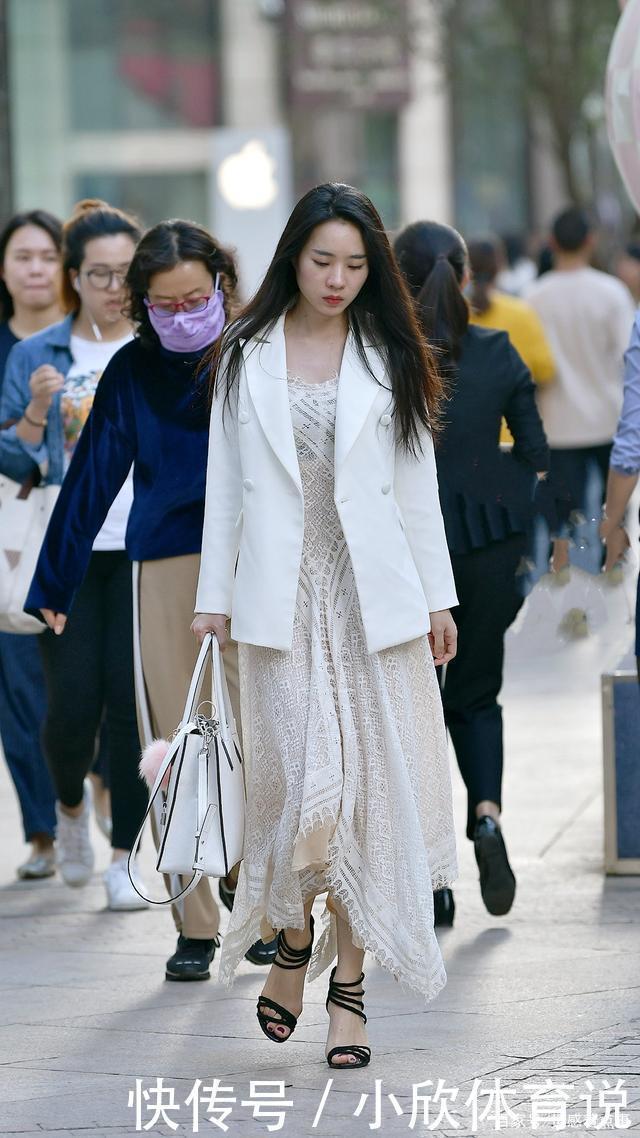 凸显|白色西装搭配镂空连衣裙,搭配一双高跟凉鞋,凸显精致优雅的效果