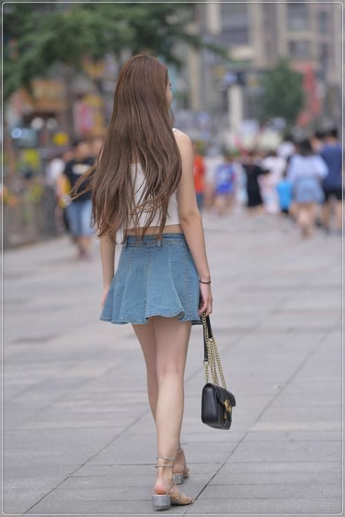 百褶裙|街拍美女:针织吊带搭配牛仔短裙,甜美可爱,淑女范十足