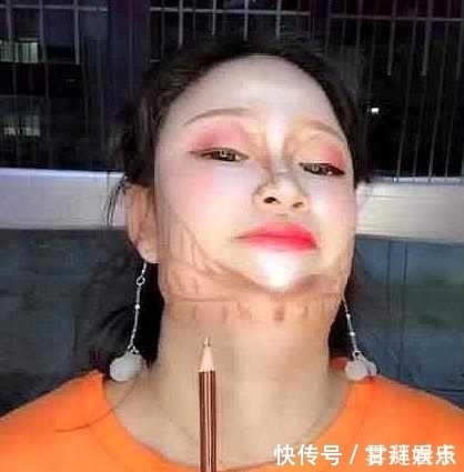 女孩徒手打造一个“瓜子脸”，当她一低头，网友：堪比整容！