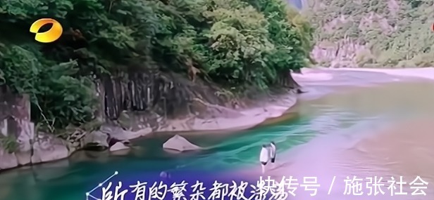 面對清澈的溪流，王一博把“無心做菜，只想下水”寫在了臉上